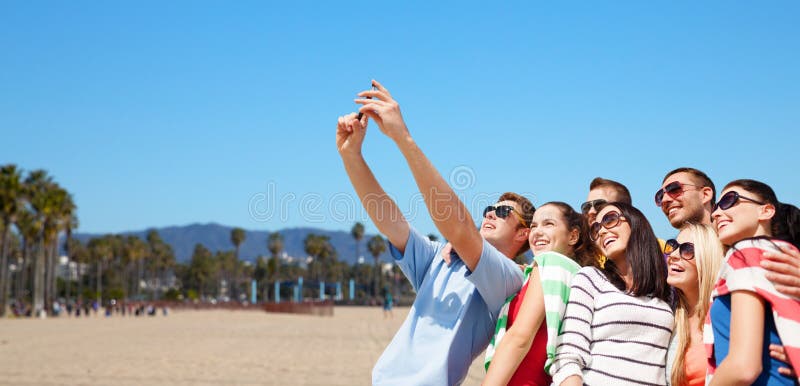 Groep gelukkige vrienden die selfie door celtelefoon nemen stock fotografie Groep gelukkige vrienden die selfie door celtelefoon nemen stock fotografie