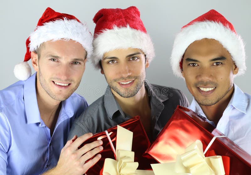Groep gelukkige vrolijke multiraciale vrienden in Kerstmishoeden het vieren royalty-vrije stock afbeeldingen Groep gelukkige vrolijke multiraciale vrienden in Kerstmishoeden het vieren royalty-vrije stock afbeeldingen