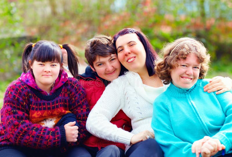 Groep gelukkige vrouwen met handicap die pret in de lentepark hebben