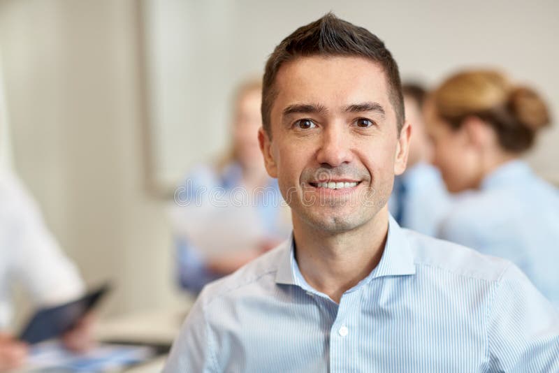 Groep glimlachend zakenlui die in bureau samenkomen royalty-vrije stock afbeelding Groep glimlachend zakenlui die in bureau samenkomen royalty-vrije stock afbeelding