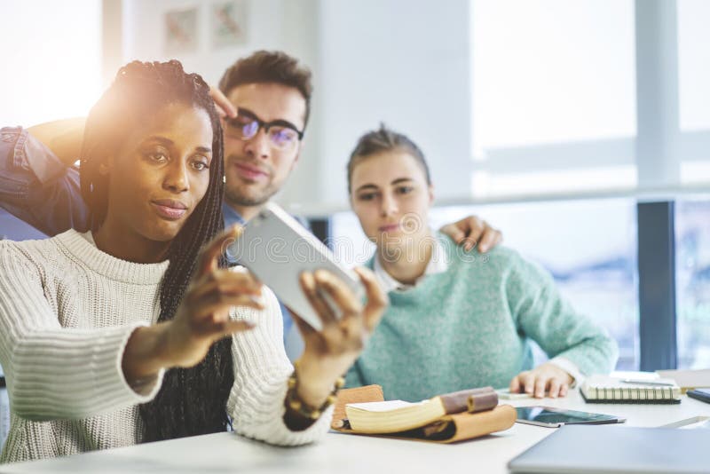 Groep glimlachende mannelijke en vrouwelijke collega's die tijdens het werkonderbreking rusten die selfie voor sociale netwerken royalty-vrije stock foto Groep glimlachende mannelijke en vrouwelijke collega's die tijdens het werkonderbreking rusten die selfie voor sociale netwerken royalty-vrije stock foto