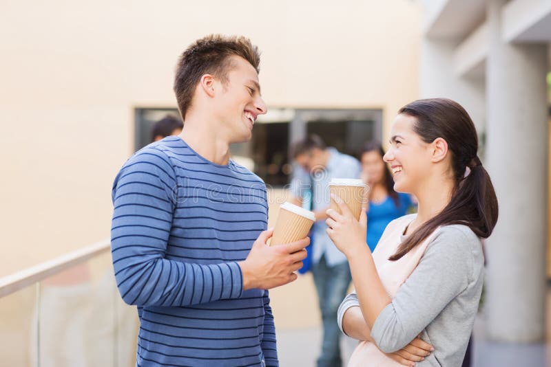 Groep glimlachende studenten met document koffiekoppen stock afbeelding Groep glimlachende studenten met document koffiekoppen stock afbeelding