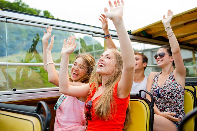 Groep glimlachende vrienden die door reisbus reizen royalty-vrije stock fotografie Groep glimlachende vrienden die door reisbus reizen royalty-vrije stock fotografie