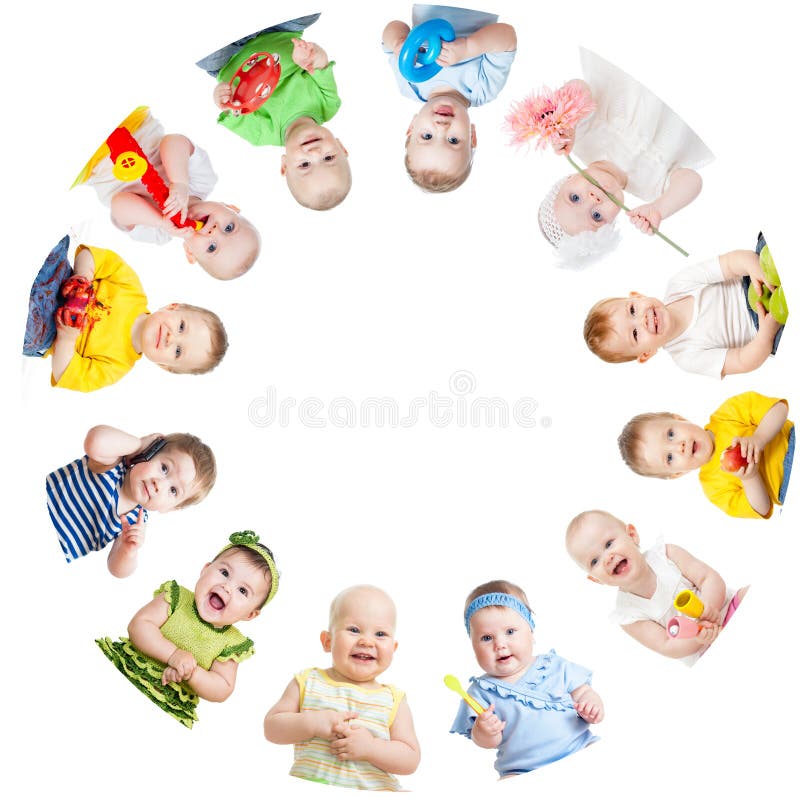 Groep het glimlachen van jonge geitjes die zich in wirwar op wit bevinden royalty-vrije stock afbeeldingen Groep het glimlachen van jonge geitjes die zich in wirwar op wit bevinden royalty-vrije stock afbeeldingen