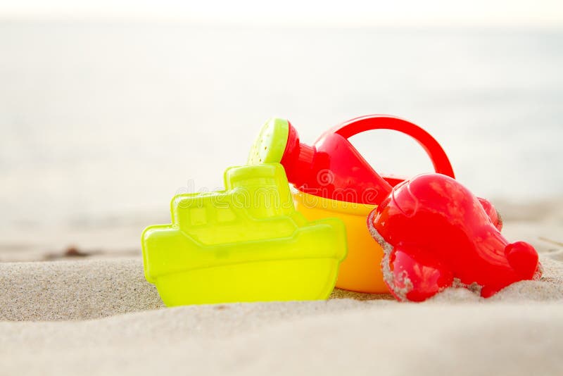 Groep het speelgoed van het kinderenstrand op zeekust stock foto Groep het speelgoed van het kinderenstrand op zeekust stock foto
