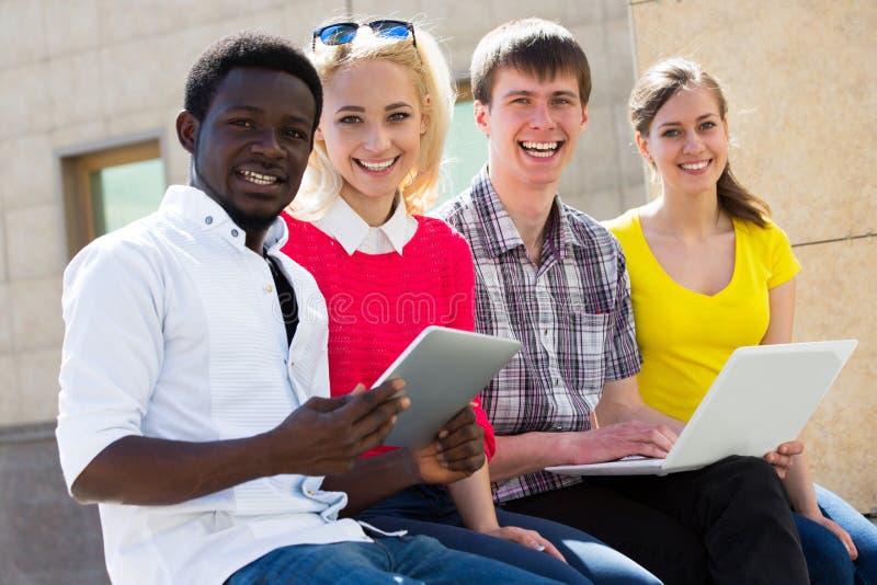Groep het universitaire studenten bestuderen stock fotografie Groep het universitaire studenten bestuderen stock fotografie