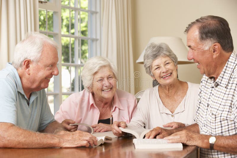 Groep Hogere Paren die de Groep van de Boeklezing bijwonen stock afbeeldingen Groep Hogere Paren die de Groep van de Boeklezing bijwonen stock afbeeldingen