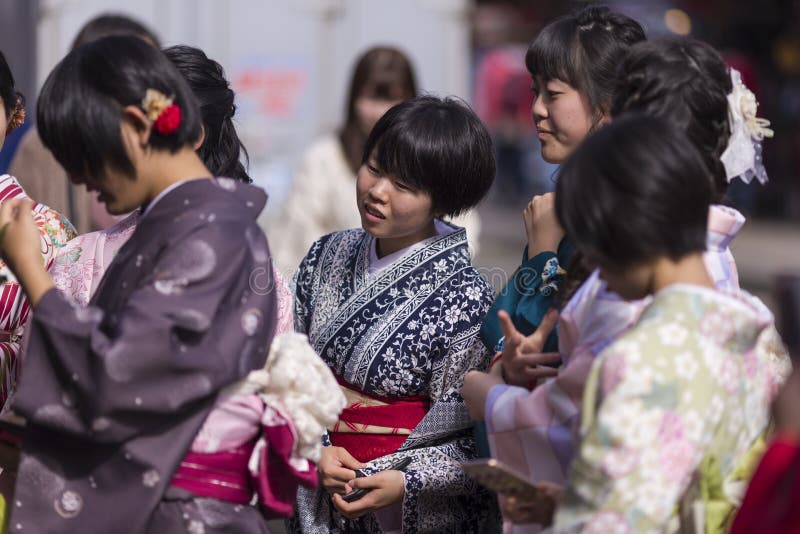 Gelijkenis Arena commando Groep Japanse Jongeren Die Traditioneel Japans Kimono Bezoeken Op Straat  Van Kyoto Japan Redactionele Fotografie - Image of boeddhisme, cultureel:  214723777