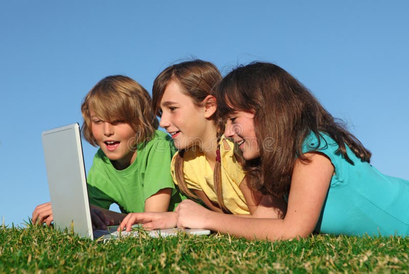Groep jonge geitjes met laptop
