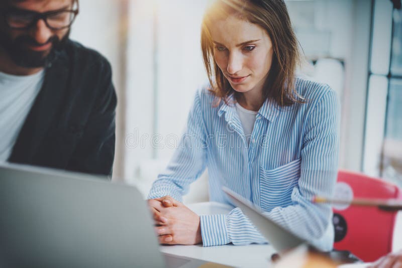 Groep jonge ondernemers werktijd op zonnig kantoor Bedrijfsmensen die concept ontmoeten Vage achtergrond horizontaal stock afbeeldingen Groep jonge ondernemers werktijd op zonnig kantoor Bedrijfsmensen die concept ontmoeten Vage achtergrond horizontaal stock afbeeldingen