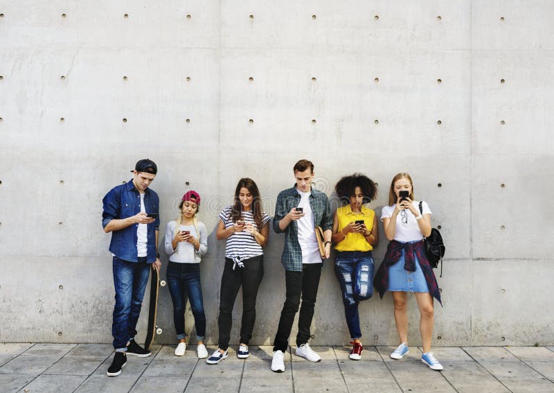 Groep jonge volwassenen in openlucht smartphones samen en CH die gebruiken royalty-vrije stock afbeelding Groep jonge volwassenen in openlucht smartphones samen en CH die gebruiken royalty-vrije stock afbeelding