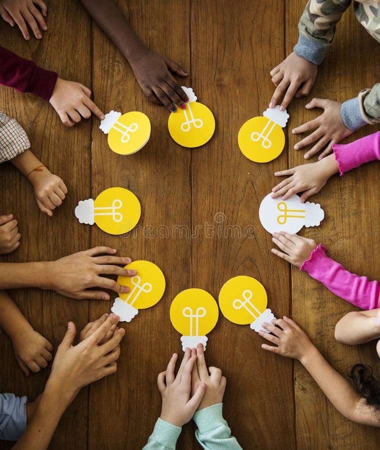 Groep kinderen brainstorming en het delen van ideeën met gloeilamp stock foto Groep kinderen brainstorming en het delen van ideeën met gloeilamp stock foto