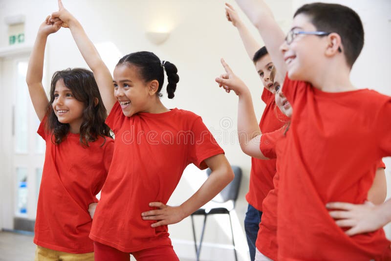 Groep Kinderen die Drama van Klasse samen genieten