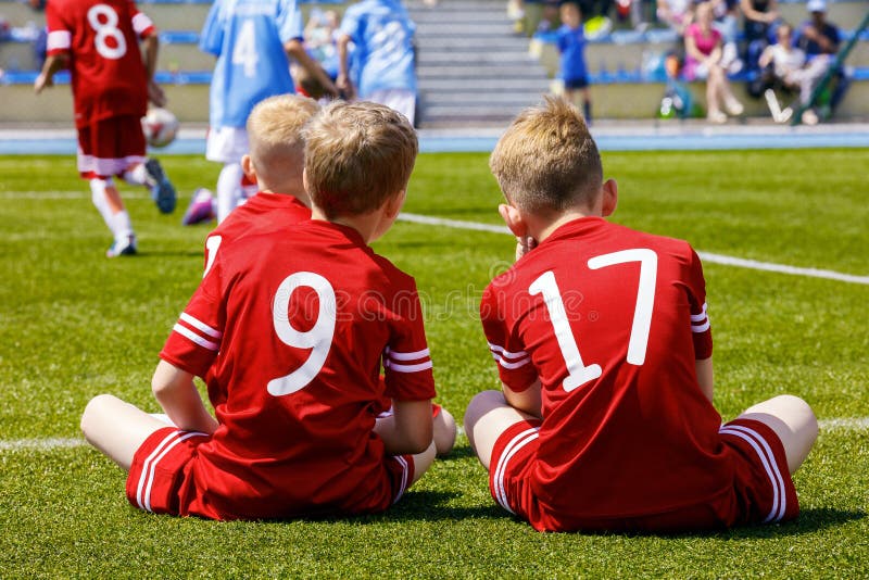 Groep Kinderen die het Spel van de Voetbalvoetbal spelen stock afbeeldingen Groep Kinderen die het Spel van de Voetbalvoetbal spelen stock afbeeldingen