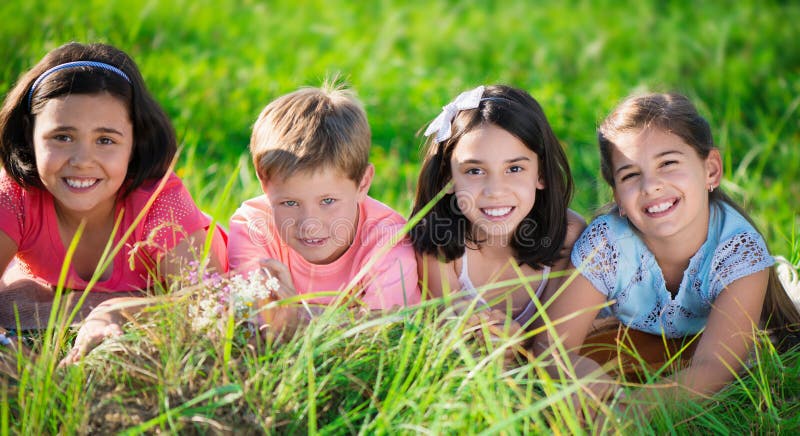 Groep kinderen die in kamp rusten stock foto's Groep kinderen die in kamp rusten stock foto's