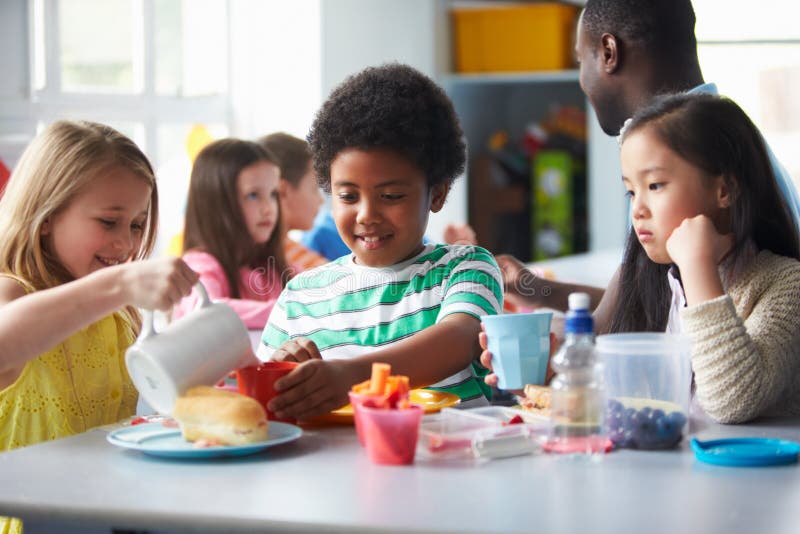 Groep Kinderen die Lunch in Schoolcafetaria eten