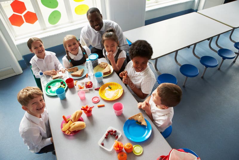 Groep Kinderen die Lunch in Schoolcafetaria eten royalty-vrije stock fotografie Groep Kinderen die Lunch in Schoolcafetaria eten royalty-vrije stock fotografie