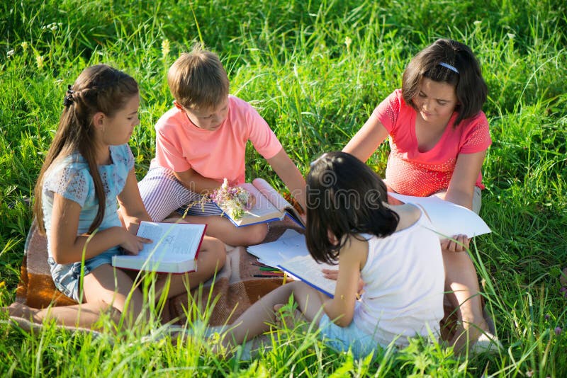 Groep kinderen die op gras spelen stock fotografie Groep kinderen die op gras spelen stock fotografie