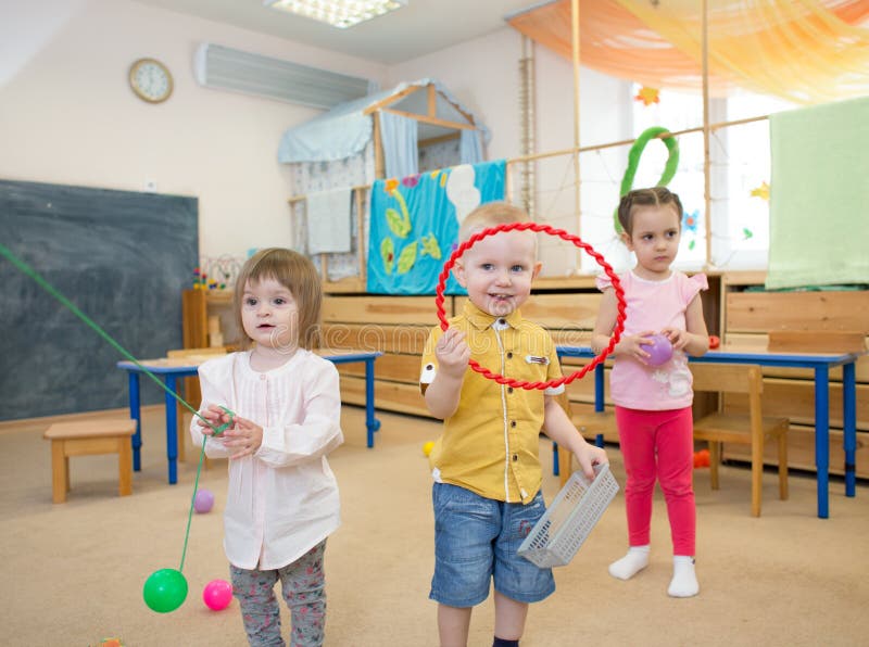 Groep kinderen die samen in kleuterschool of opvangcentrum spelen stock foto Groep kinderen die samen in kleuterschool of opvangcentrum spelen stock foto