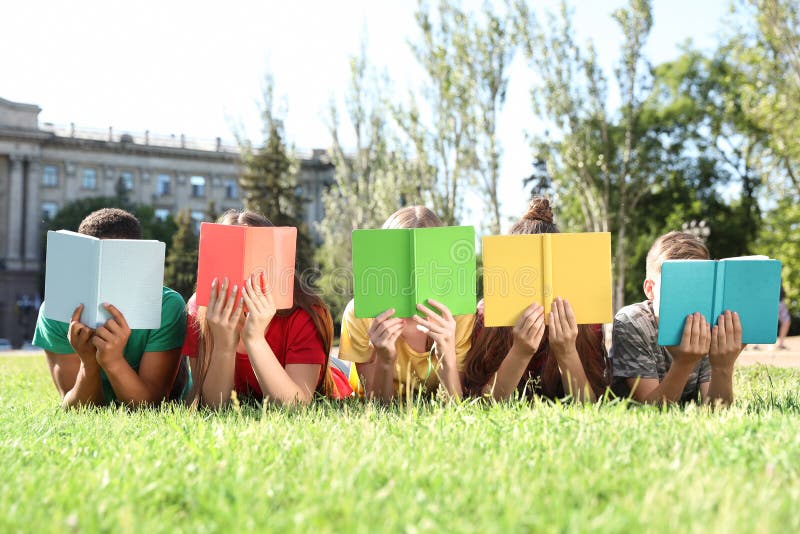 Groep kinderen met boeken in openlucht royalty-vrije stock afbeelding Groep kinderen met boeken in openlucht royalty-vrije stock afbeelding
