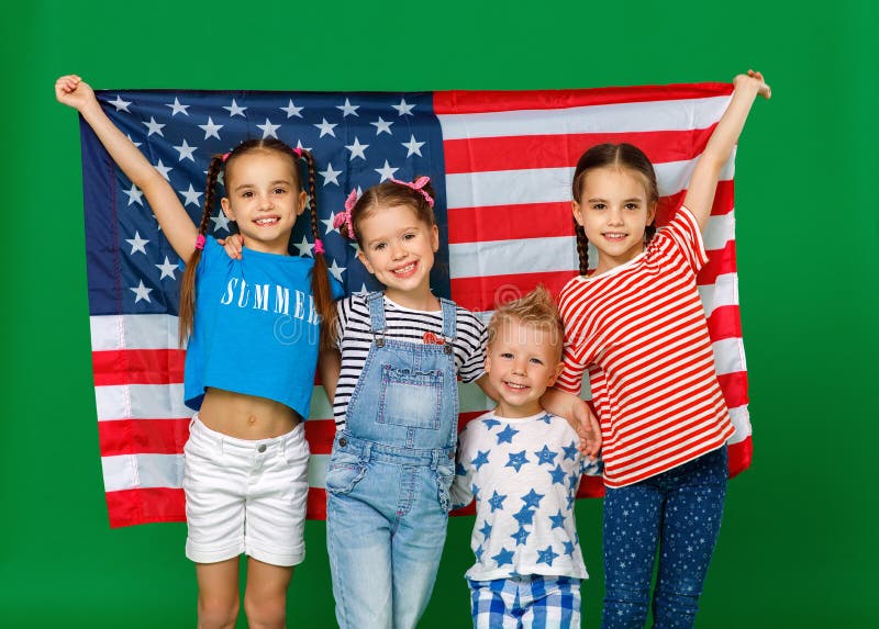 Groep kinderen met vlag van de Verenigde Staten van Amerika de V.S. op groene achtergrond royalty-vrije stock foto's Groep kinderen met vlag van de Verenigde Staten van Amerika de V.S. op groene achtergrond royalty-vrije stock foto's