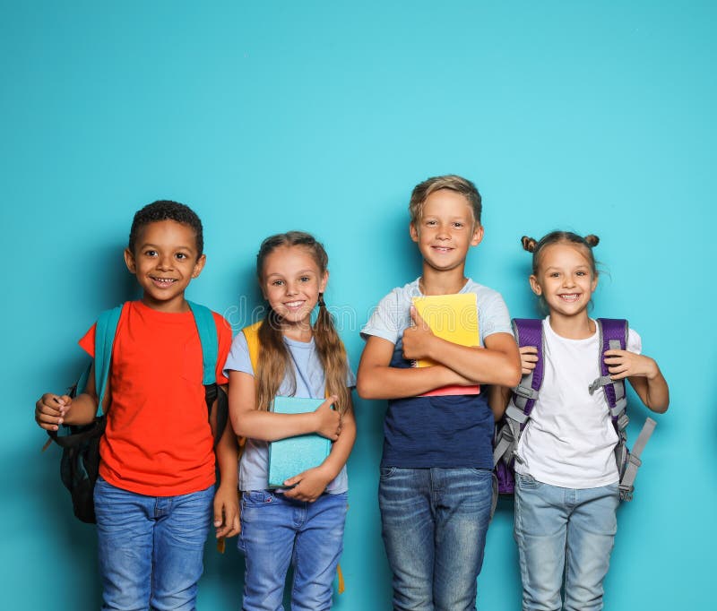 Groep kleine kinderen met rugzakken stock afbeelding Groep kleine kinderen met rugzakken stock afbeelding