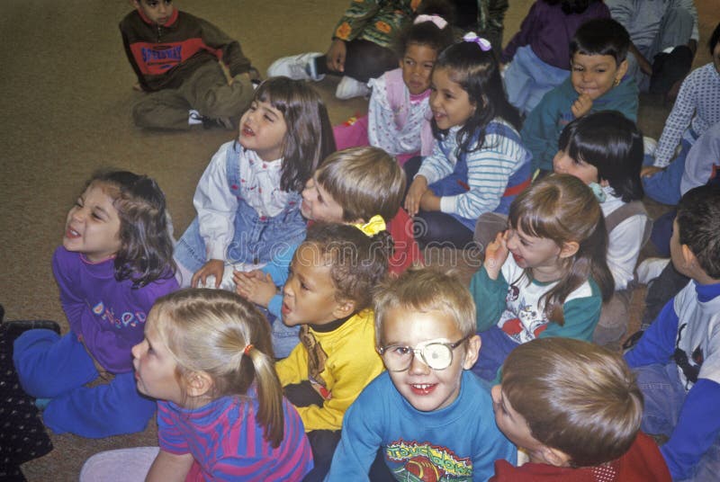 Groep kleuters bij storytime royalty-vrije stock afbeelding Groep kleuters bij storytime royalty-vrije stock afbeelding