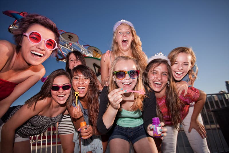 Meisjesgroep blaast bellen stock fotografie