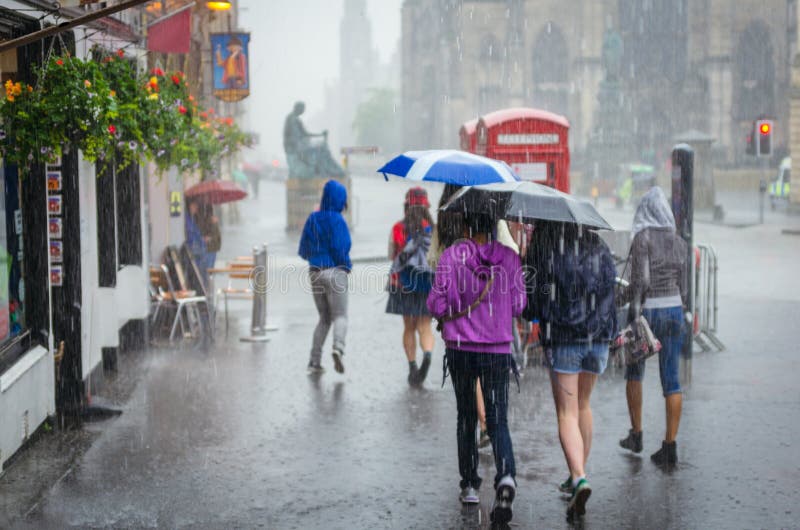 Groep meisjes die bij de zomerregen lopen in de stad