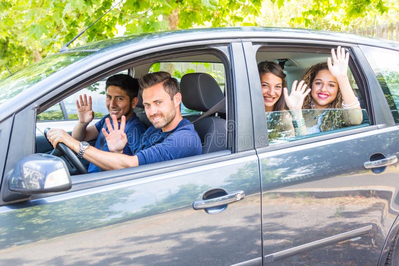 Groep mensen in de auto golvende handen stock afbeelding Groep mensen in de auto golvende handen stock afbeelding