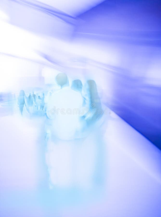 Groep mensen en artsen in het binnenland van een medische kliniek met een wazig uiterlijk royalty-vrije stock foto's Groep mensen en artsen in het binnenland van een medische kliniek met een wazig uiterlijk royalty-vrije stock foto's