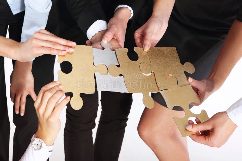 Groep mensen met zilveren gouden raadsels royalty-vrije stock afbeelding Groep mensen met zilveren gouden raadsels royalty-vrije stock afbeelding