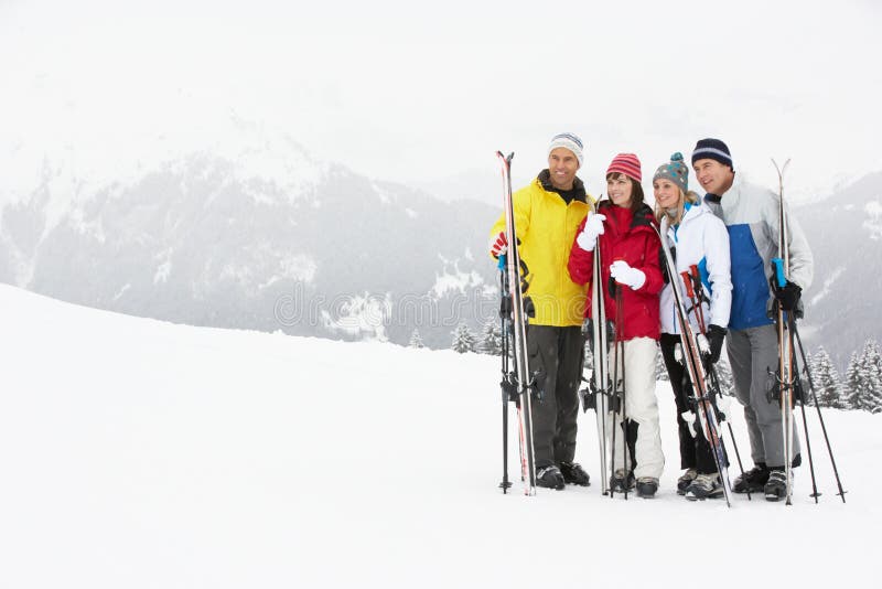 Groep Midden Oude Paren op de Vakantie van de Ski stock foto's Groep Midden Oude Paren op de Vakantie van de Ski stock foto's