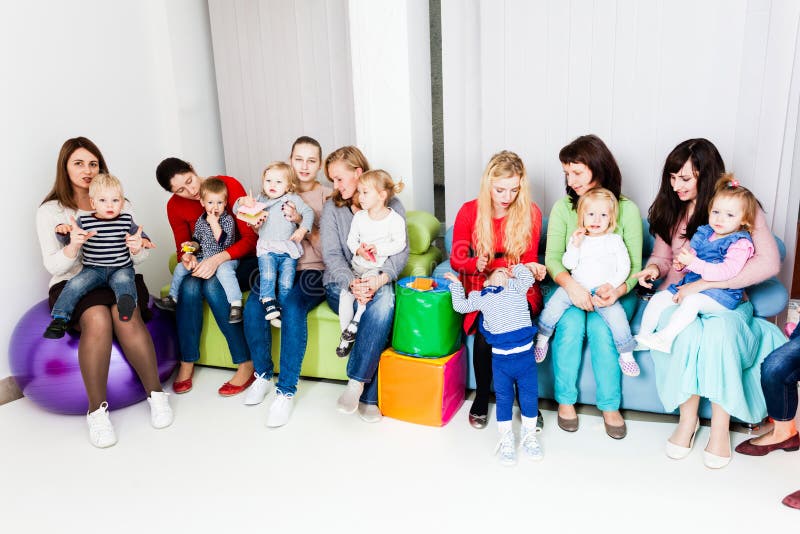 Groep moeders met jonge geitjes royalty-vrije stock foto Groep moeders met jonge geitjes royalty-vrije stock foto