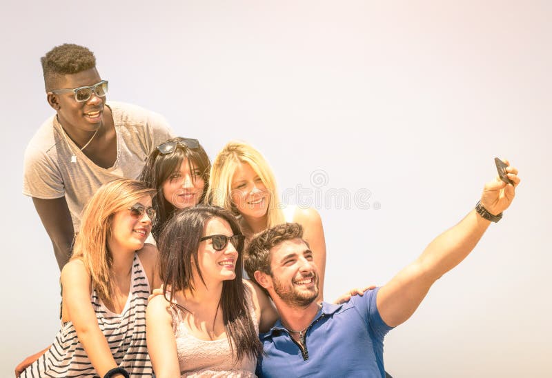 Groep multiraciale gelukkige vrienden die een selfie in openlucht nemen stock afbeelding Groep multiraciale gelukkige vrienden die een selfie in openlucht nemen stock afbeelding