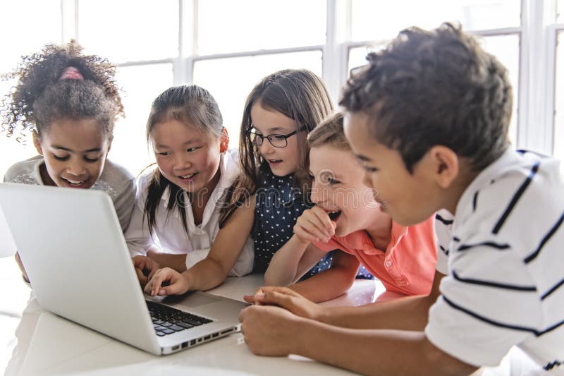 Groep nieuwsgierige kinderen die op materiaal op het laptop scherm letten