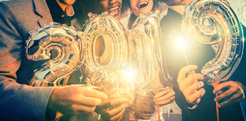 Groep partijmensen die de aankomst van 2019 vieren stock fotografie Groep partijmensen die de aankomst van 2019 vieren stock fotografie