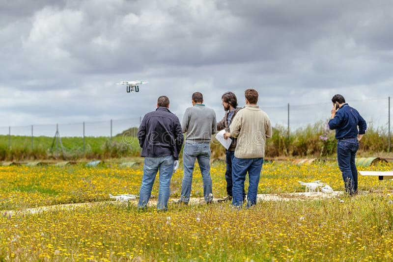 Groep personen die hommel trainingscursus maken bij La Juliana Aerodrome stock afbeeldingen Groep personen die hommel trainingscursus maken bij La Juliana Aerodrome stock afbeeldingen