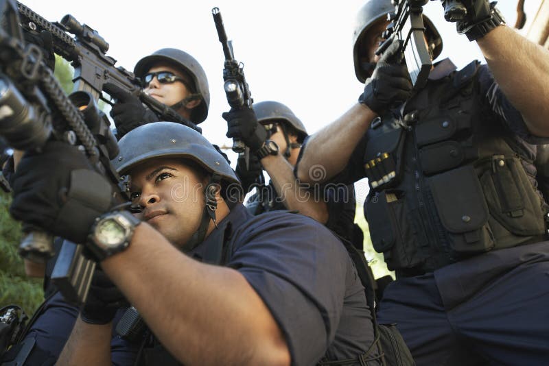 Groep Politieagenten die met Kanonnen streven stock fotografie Groep Politieagenten die met Kanonnen streven stock fotografie