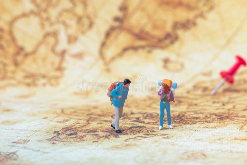 Groep reizigers miniatuurcijfers met rugzak die zich op oude kaart bevinden royalty-vrije stock afbeelding Groep reizigers miniatuurcijfers met rugzak die zich op oude kaart bevinden royalty-vrije stock afbeelding