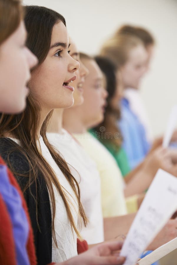 Groep Schoolkinderen die in Koor samen zingen stock foto Groep Schoolkinderen die in Koor samen zingen stock foto