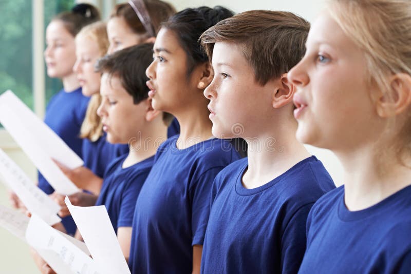 Groep Schoolkinderen die in Koor samen zingen royalty-vrije stock fotografie Groep Schoolkinderen die in Koor samen zingen royalty-vrije stock fotografie
