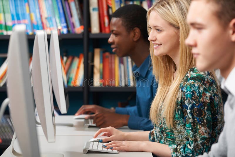 Groep Studenten die bij Computers in Klaslokaal werken royalty-vrije stock afbeelding Groep Studenten die bij Computers in Klaslokaal werken royalty-vrije stock afbeelding