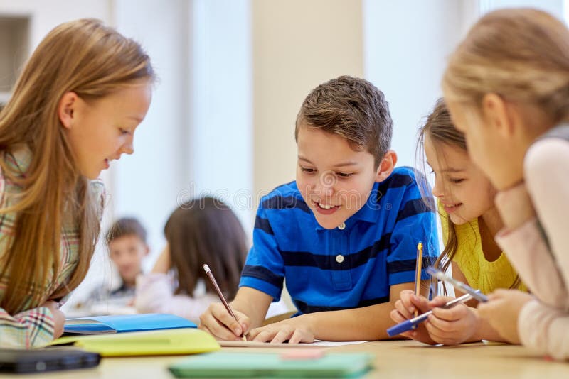 Groep studenten die en op school spreken schrijven royalty-vrije stock fotografie Groep studenten die en op school spreken schrijven royalty-vrije stock fotografie