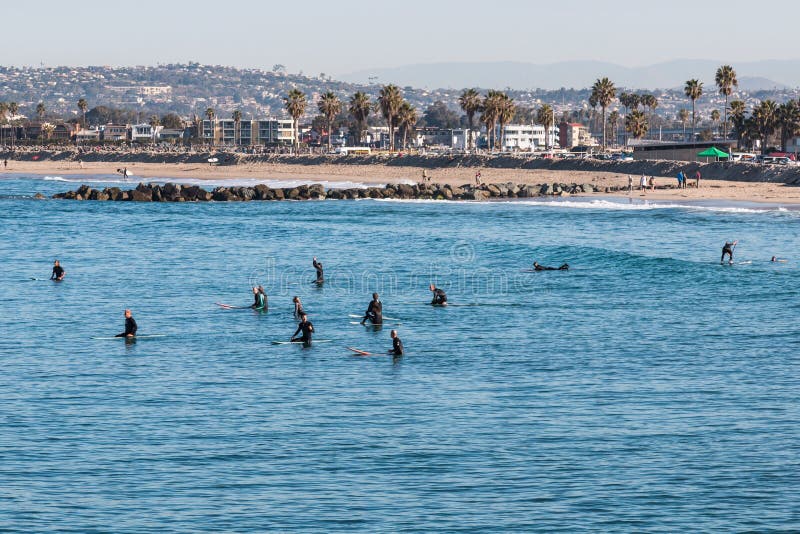 Groep Surfers bij Oceaanstrand in San Diego stock afbeeldingen Groep Surfers bij Oceaanstrand in San Diego stock afbeeldingen