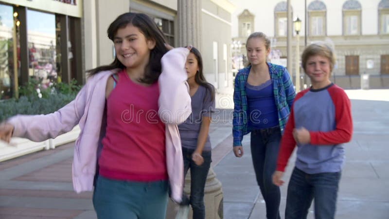 Groep Tienerkinderen die voor Camera in Langzame Motie stellen