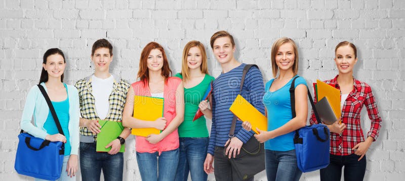 Groep tienerstudenten met omslagen en zakken stock afbeelding Groep tienerstudenten met omslagen en zakken stock afbeelding