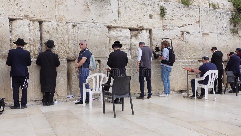 Groep toeristen en pelgrims aan de westelijke muur