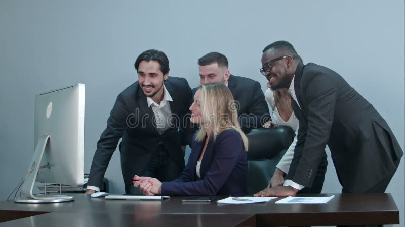 Groep van multiraciale ondernemers en videoconferenties op het werk