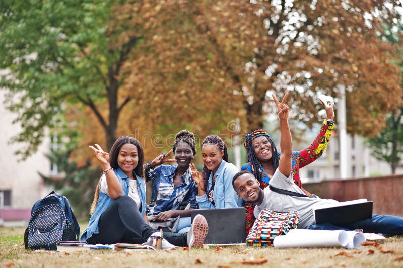 Groep van vijf afrikaanse universitaire studenten die samen tijd doorbrengen op campus aan de universiteit. zwarte afrikaanse vrie